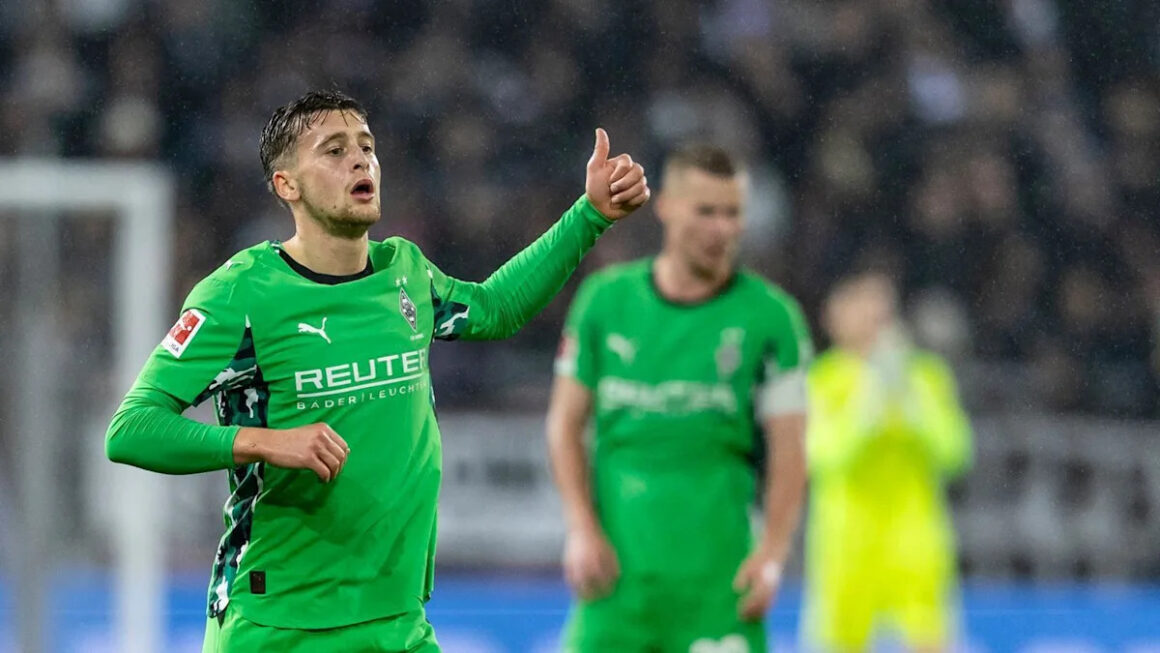 Derby Sign Monchengladbach…