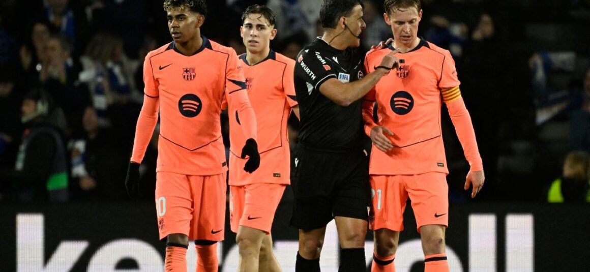 De Jong criticizes refs… De Jong criticizes refs…