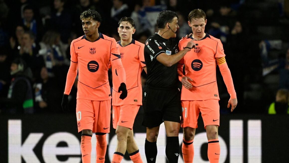 De Jong criticizes refs…