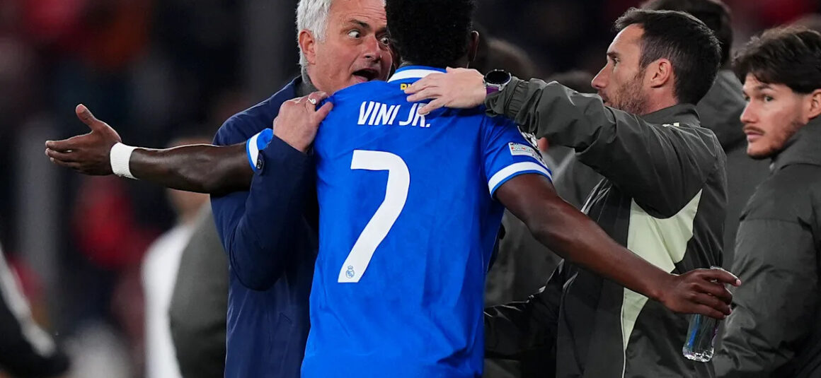 Mou Sent Off 🟥, Vini…