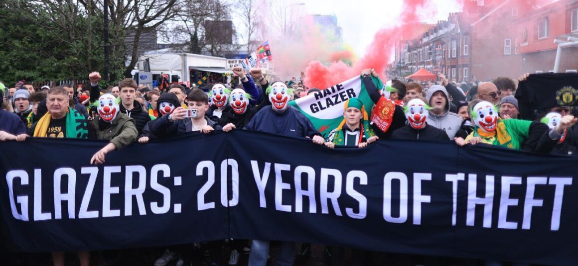 Man United Fans Wear Clown…