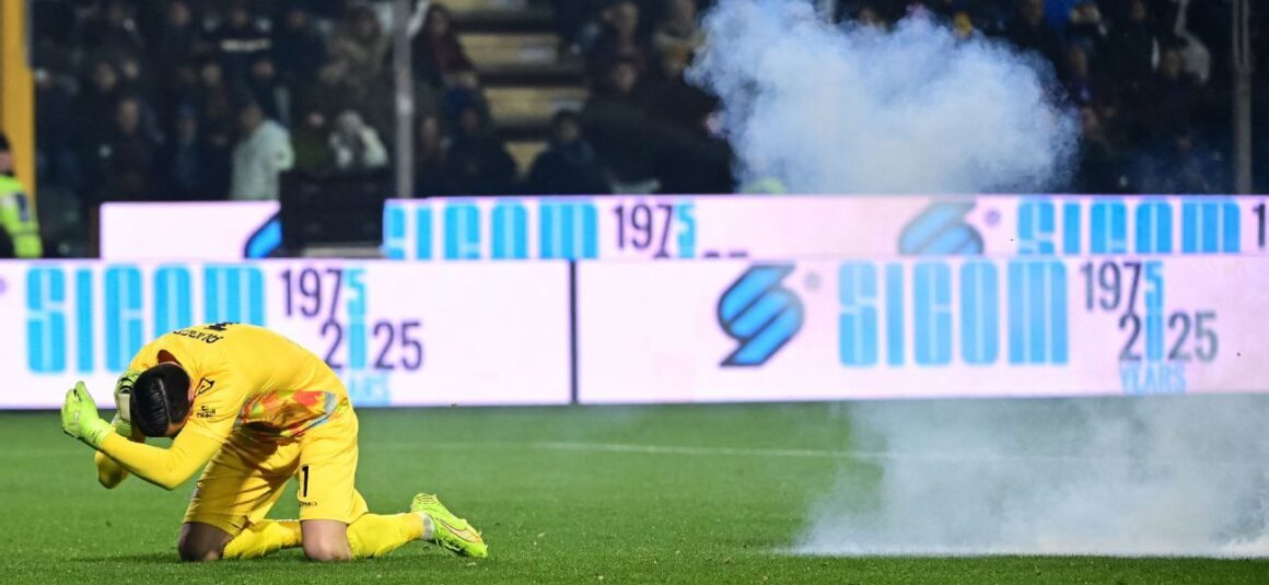 Cremonese Keeper Struck by…