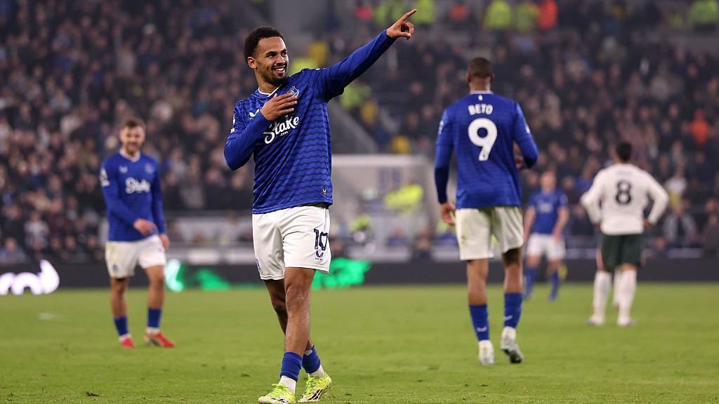 Should Everton adopt a… Should Everton adopt a…