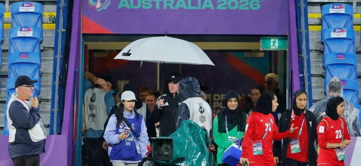 Trump urges Australia to…