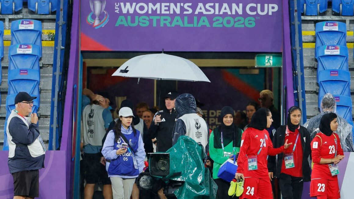 Trump urges Australia to…