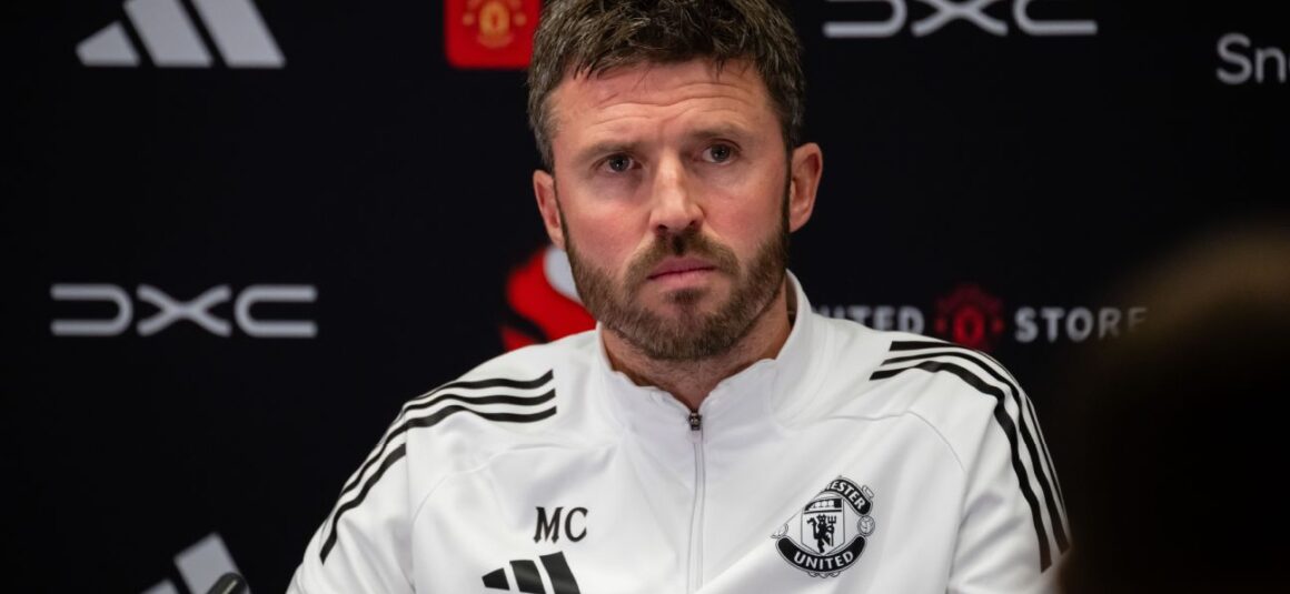 Man Utds Carrick plays… Man Utds Carrick plays…