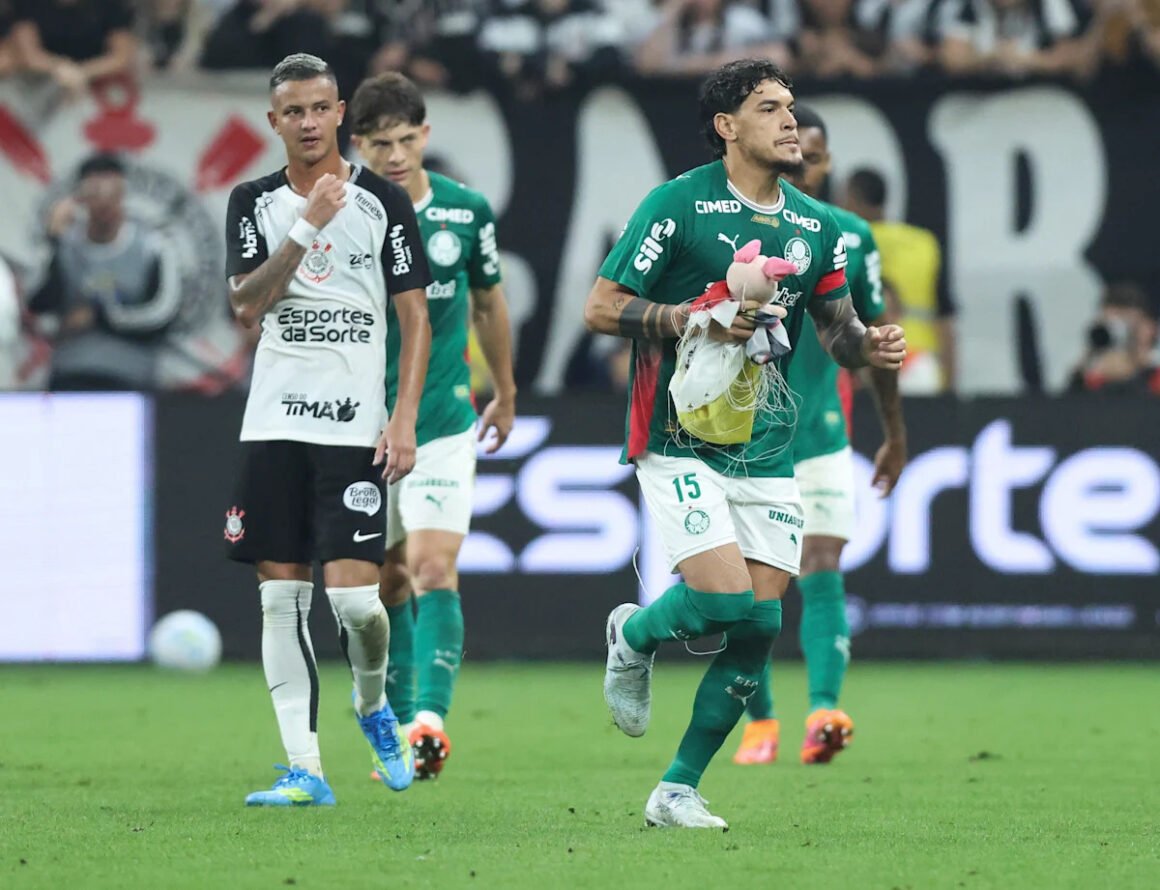 📹 Chaos on the pitch!…