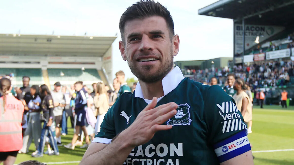 Edwards made up to sign… Edwards made up to sign…