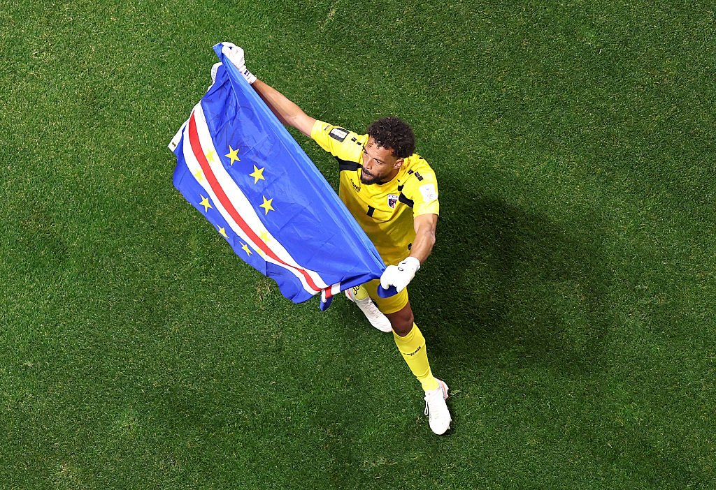 Vozinha Supported by His… Vozinha Supported by His…