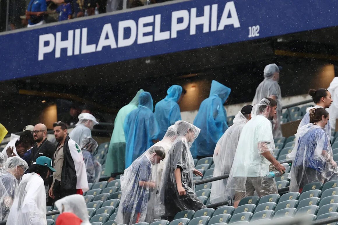 🚨 Fans Evacuated!…