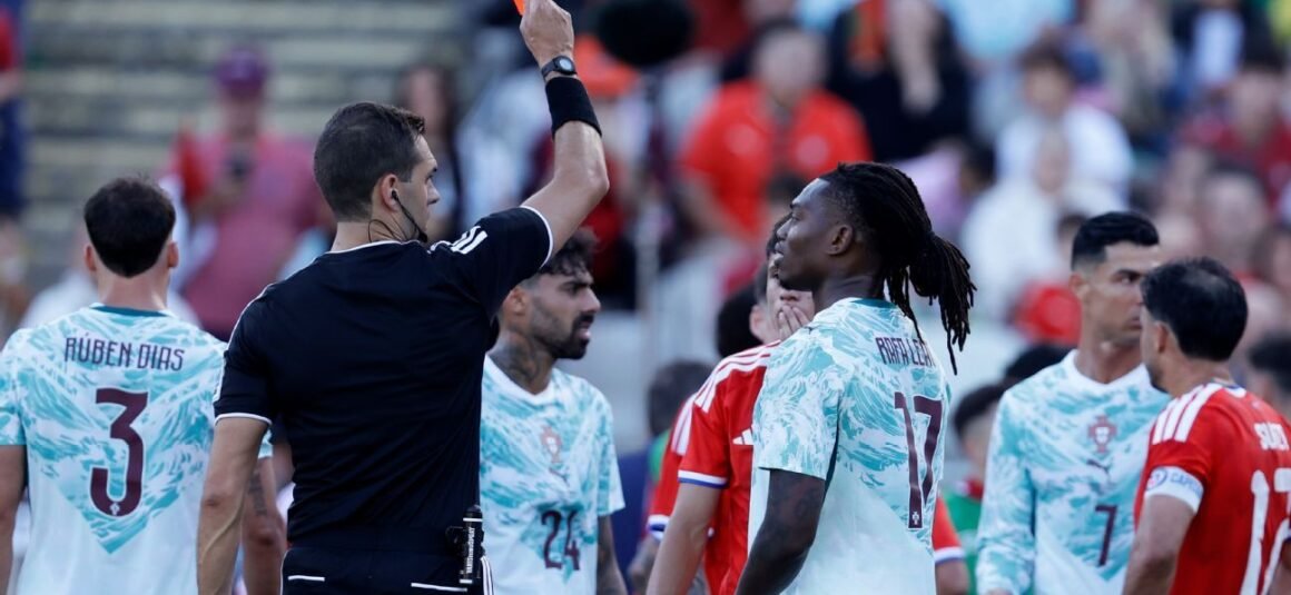 Leão Justifies Red