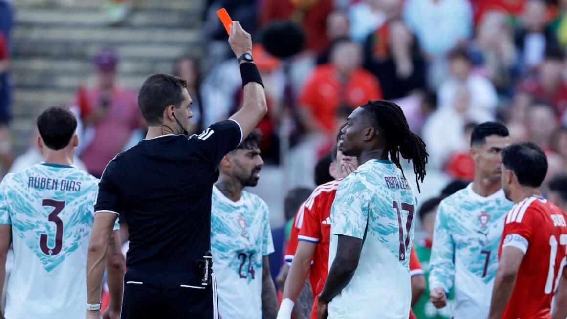 Leão Justifies Red