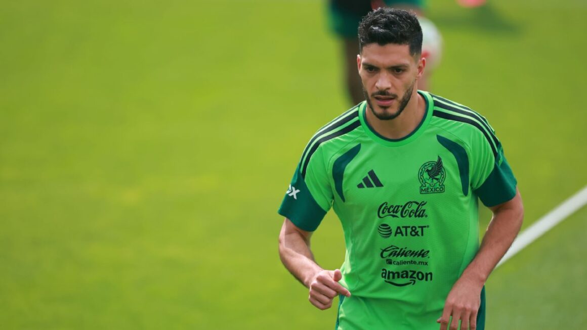 Mexicos Jiménez signs…