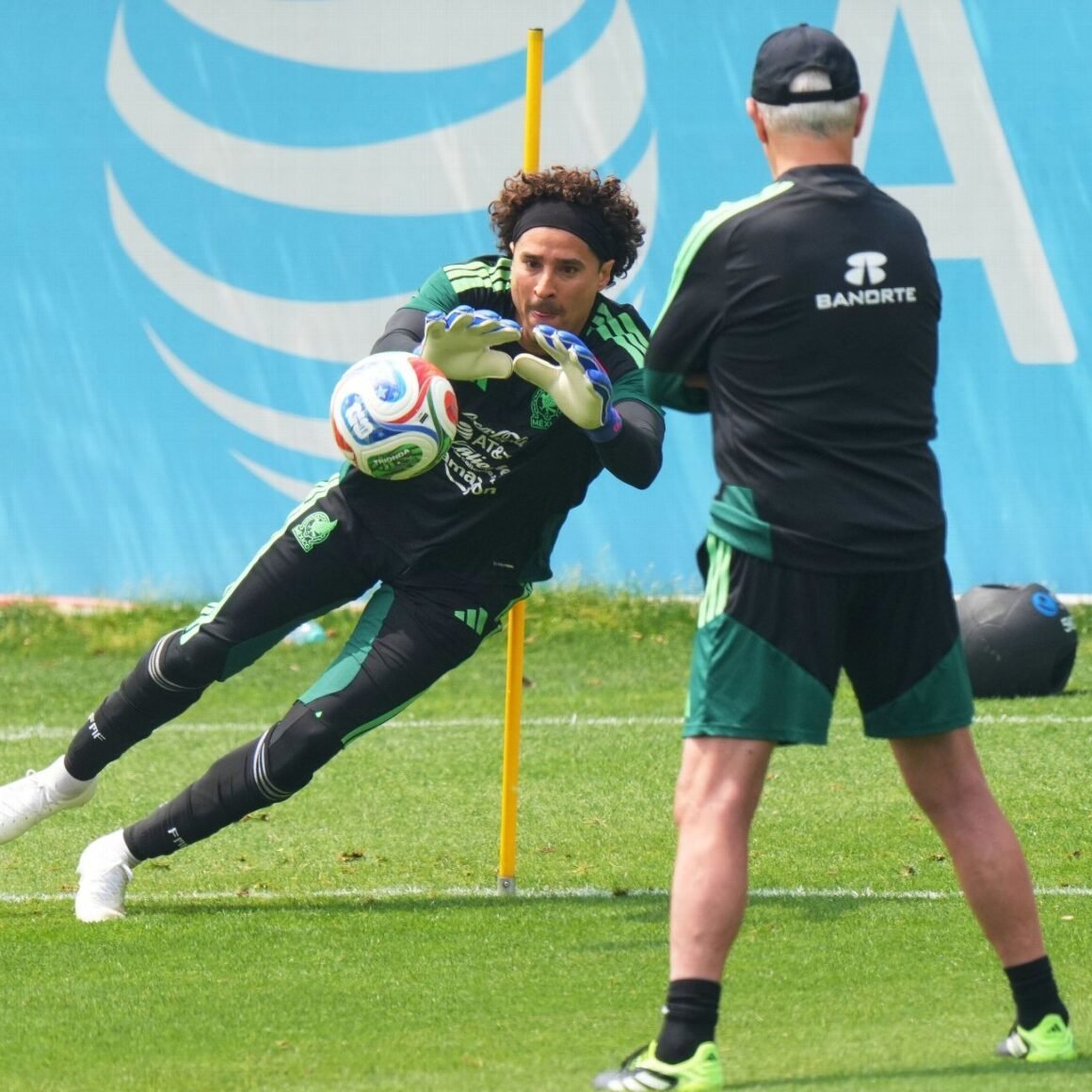 Mexico players urge Ochoa…