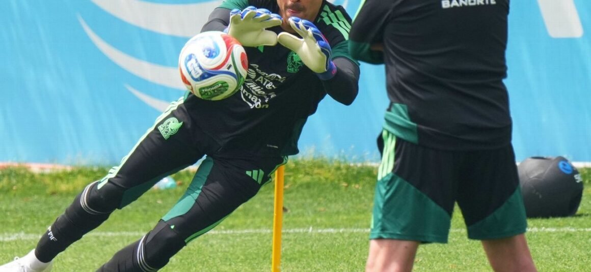 Mexico players urge Ochoa…