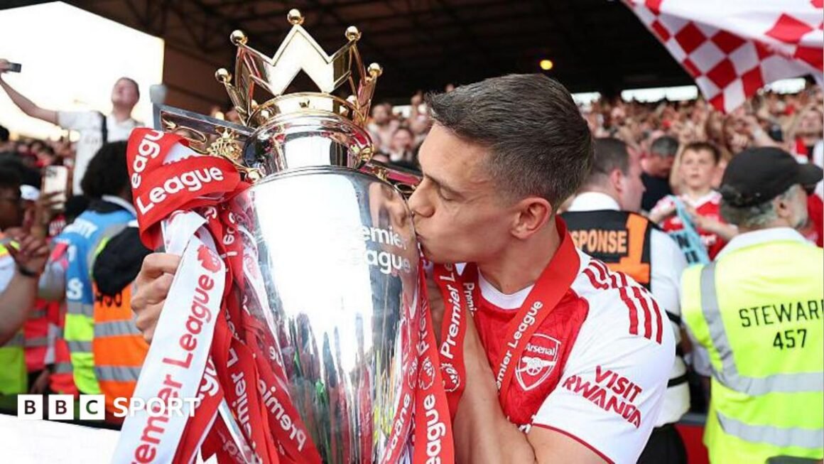 Arsenal sell Leandro… Arsenal sell Leandro…