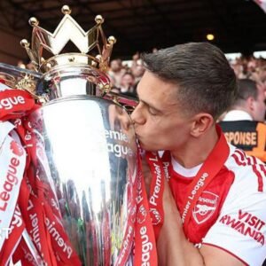 Arsenal sell Leandro… Arsenal sell Leandro…