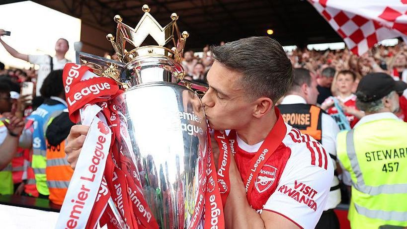 Trossard Leaves Arsenal to… Trossard Leaves Arsenal to…