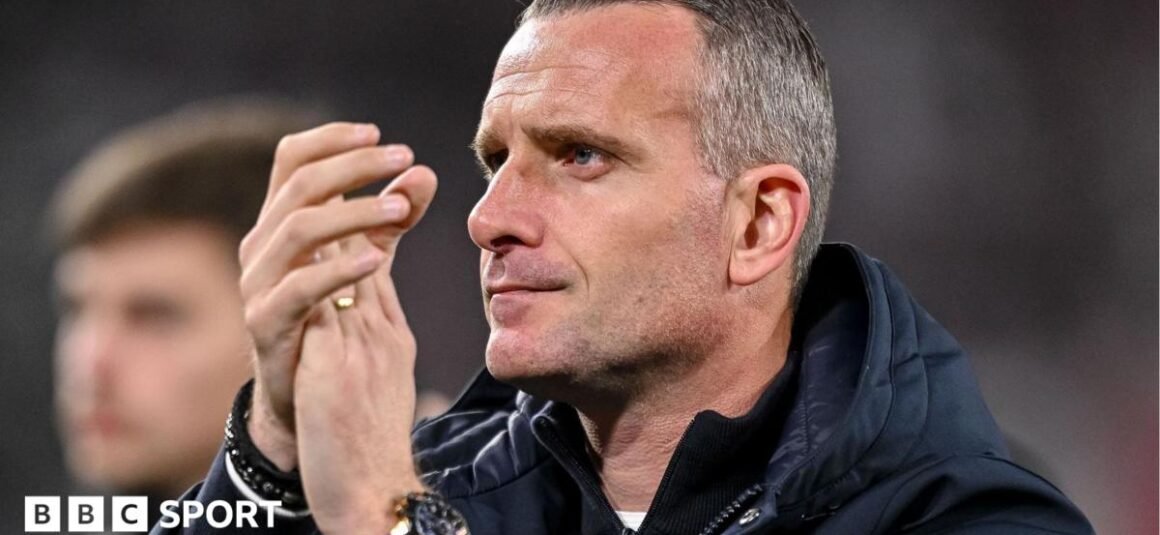 Burnley in talks to name…
