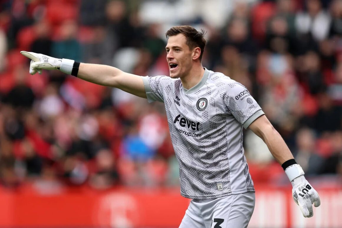 Man United to offload two… Man United to offload two…