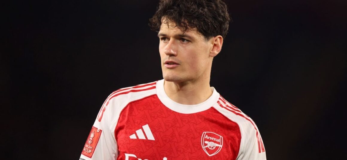 Everton Acquire Midfielder…