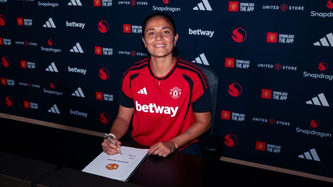 Man United Sign Mexicos… Man United Sign Mexicos…